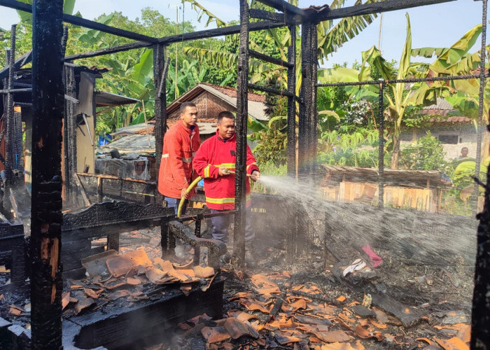 Begini Kronologi Rumah Hangus Terbakar di Karanggude Kulon Karanglewas, Pemilik Alami Kerugian Rp200 juta