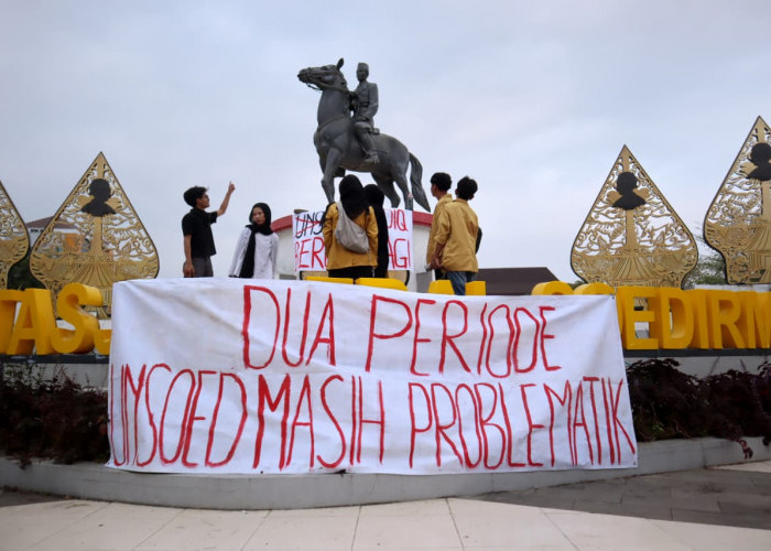 Mahasiswa Unsoed Gelar Aksi Duka di Patung Soedirman, Ratusan Mahasiswa Soroti Dugaan Korupsi Petinggi Kampus