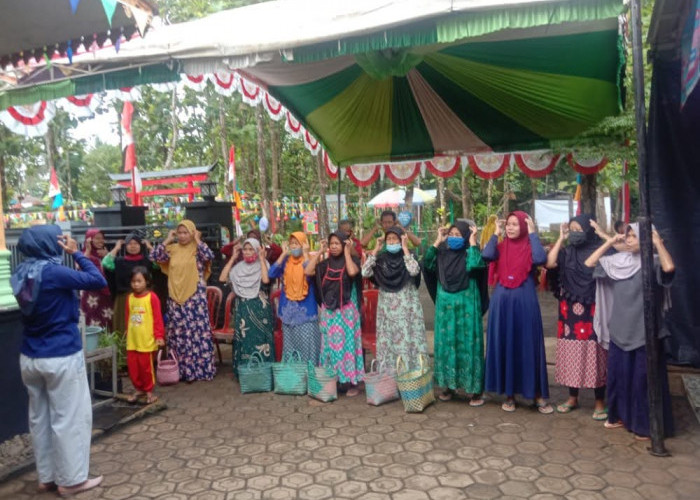 Sebelum Ambil Sembako, Warga Senam Akupresur