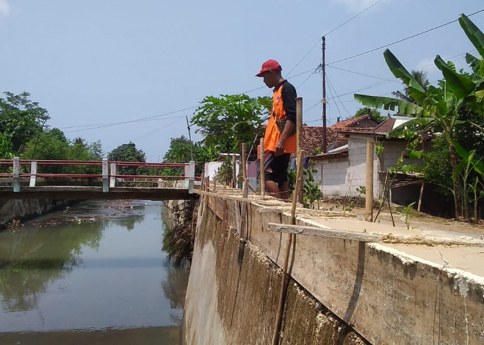 Warga Gerumbul Karet Swadaya Cor Tinggikan Parapet 