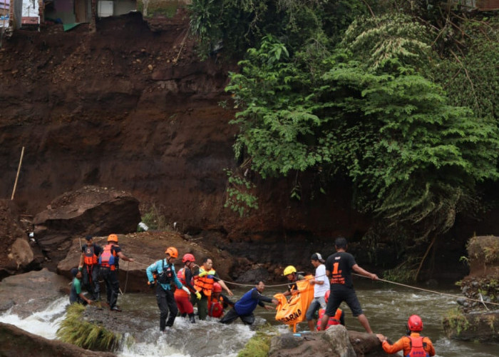 Pencarian Pagi Ini, Korban Longsoran Sungai Pelus Berhasil Dievakuasi Setelah Lebih dari Sejam di Reruntuhan 