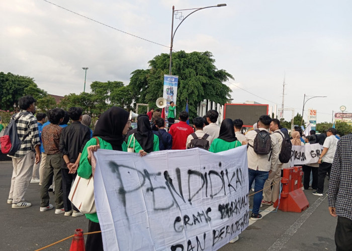 Demo Hardiknas dan Hari Buruh, Mahasiswa Soroti UKT Unsoed yang Naik hingga Rp 50 Juta