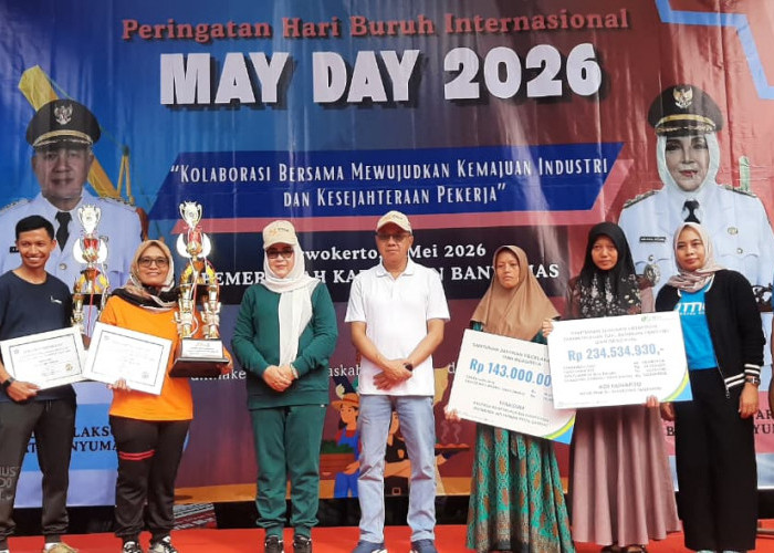 Bupati Banyumas Serahkan Santunan Untuk Dua Orang Pekerja di Hari Buruh