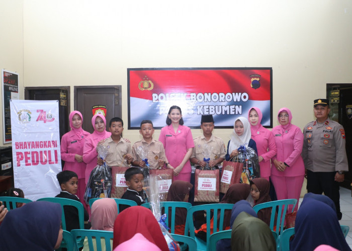 Polres Bantu Perlengkapan Sekolah 15 Pelajar 