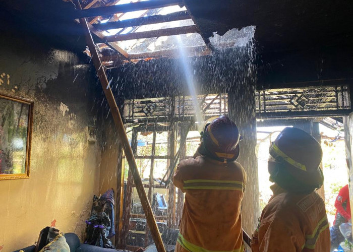 Rumah Warga Karangasem Kebakaran Diduga Korsleting Linstrik, Pemilik Rumah Alami Luka Bakar di Bagian Tangan