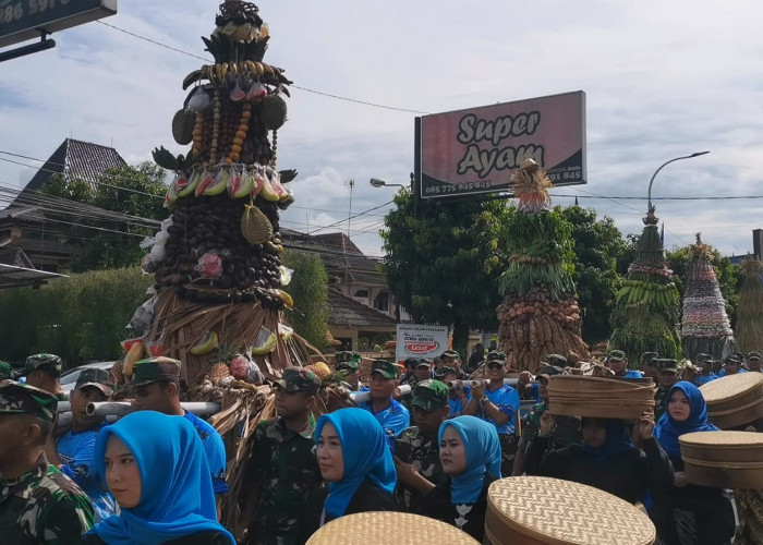 Kirab Hari Jadi Banjarnegara ke-454 Meriah, Ribuan Warga Berebut Gunungan Hasil Bumi