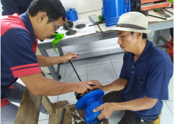 Dosen STT Wiworotomo Menerapkan Pembuatan Pellet Unggas Berbasis Maggot di Teluk Purwokerto
