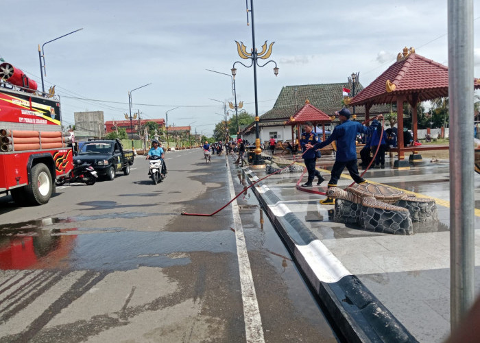 Kompak Bersih-Bersih di Kawasan Kota Lama Cilacap