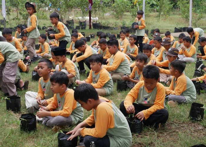 Asyik banget, Siswa SDIT Harum Belajar di Kebun Melon