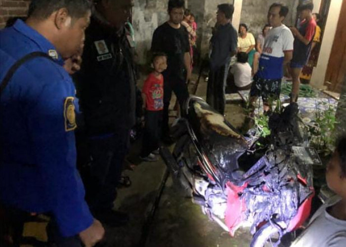 Cucu Bakar Lilin di Dekat Tumpukan Kayu, Sepeda Motor Milik Warga Selabaya Terbakar