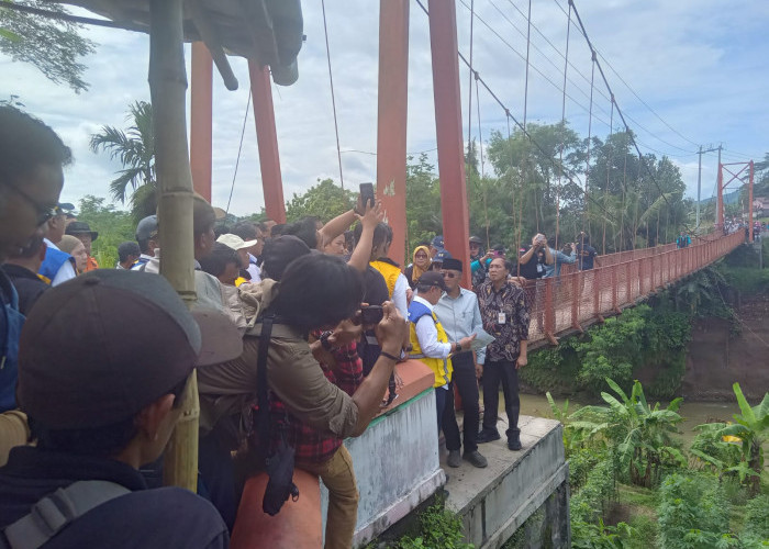 DPU Banyumas Siapkan Dua Opsi Penanganan Jembatan Gantung Sidabowa - Karanganyar