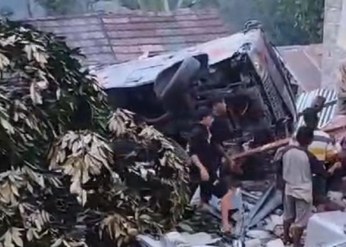 Alami Kecelakaan Tunggal, Minibus Terbalik di Desa Sangkanayu
