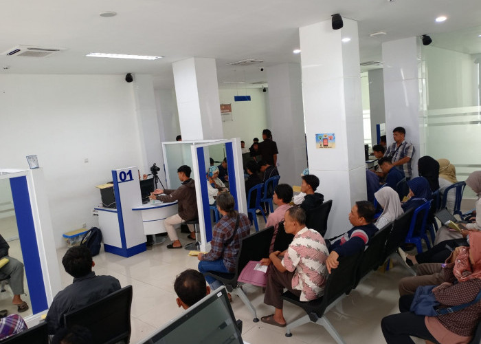 Hari Pertama Masuk Kerja, Satpas Purbalingga Diserbu Ratusan Pemohon SIM
