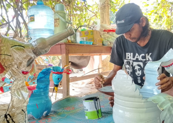 55 Pot Karakter Hiasi Kampung, Warga Sulap Galon Bekas di Banyumas
