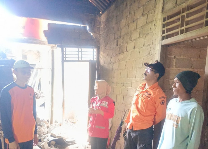 Dapur Rumah Warga Purwanegara Ambruk Akibat Tanah Gerak