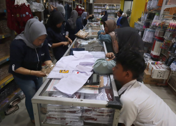 Belanja Daring Gerus Penjualan Seragam di Banyumas, Toko Fisik Kehilangan Momen Panen Tahun Ajaran Baru
