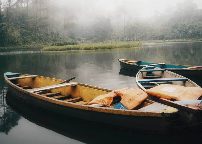 Bermain Perahu Sambil Menikmati Keindahan Alam di Telaga Kumpe 