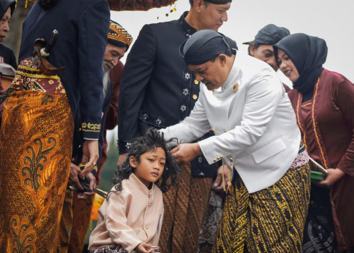 Ahmad Luthfi dan AHY Ikut Cukur Rambut Gimbal, Tradisi yang Perlu Terus Dilestarikan