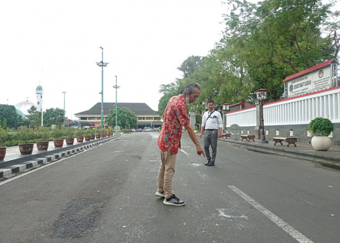 Waduh, Sejumlah Pemotor Terjatuh Akibat Bekas Lilin Aksi Solidaritas Suporter di Alun-Alun Purwokerto