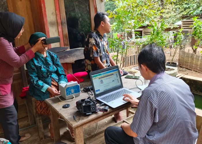 Nenek 111 Tahun di Banyumas Belum Rekam e-KTP, Medan Perbukitan Hambat Akses Pelayanan Adminduk