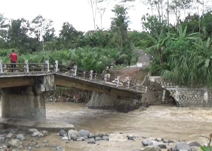 Jembatan Penghubung Dua Kecamatan di Banjarnegara Amblas, Aktivitas Warga Lumpuh