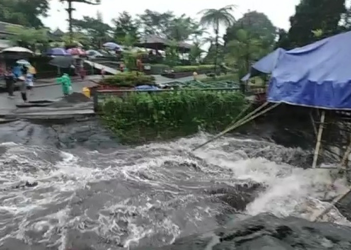 Debit Air Sungai Gumawang Lokawisata Baturraden Tinggi Apabila Hujan Lebat 