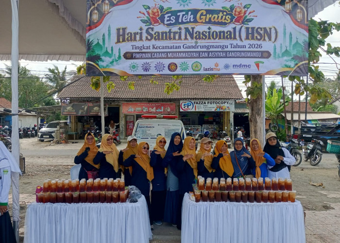Muhammadiyah Gandrungmangu Berbagi 1.000 Es Teh Gratis di Hari Santri