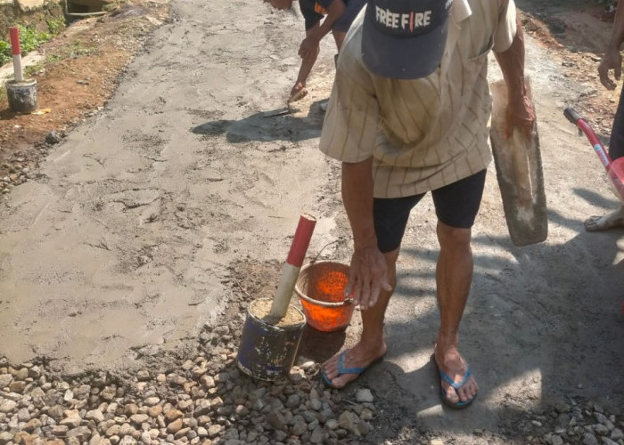 Tidak Kunjung Diperbaiki, Warga Swadaya Perbaiki Jalan Kabupaten Gerduren - Banteran