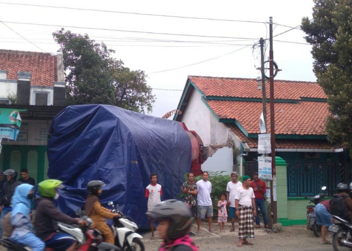 Mobil Pertamina Seruduk Truk dan Gerbang Rumah Warga di Maos 