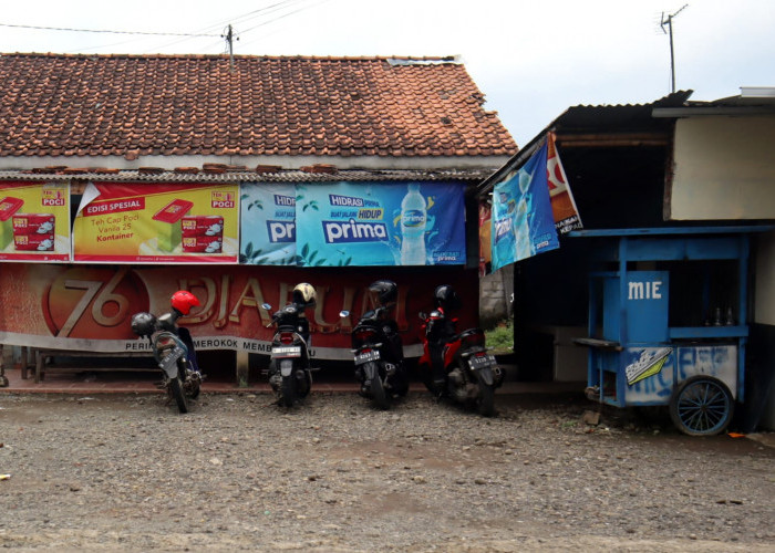 Warung Tetap Buka di Balik Tirai, Cara Pedagang Jaga Hormat di Siang Hari Saat Ramadan