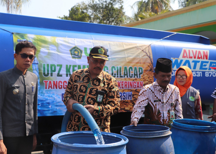 Kemenag Cilacap Salurkan 8.000 Liter Air Bersih ke Desa Kalijeruk