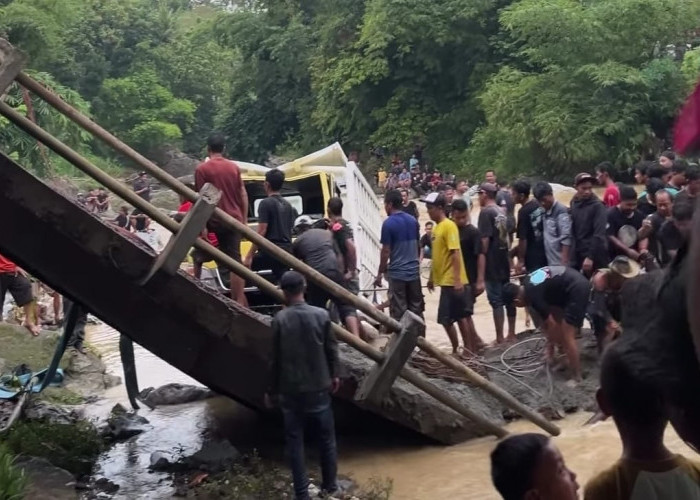 Jembatan Penghubung Petir–Pucung Bedug Banjarnegara Ambruk, Truk Pasir Terjun ke Sungai Sapi