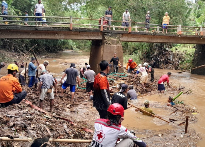 Banjir Rendam Permukiman di Purwanegara, PMI dan BPBD Banjarnegara Salurkan Bantuan Warga Terdampak