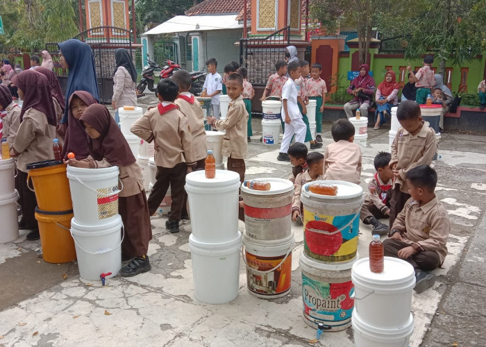 SDN 1 Pejagoan, Kebumen Sosialisasikan Komposter Ember Tumpuk