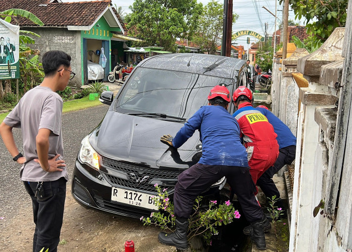 Damkar Kroya Evakuasi Mobil Terperosok di Jalan Candradimuka Kroya Cilacap