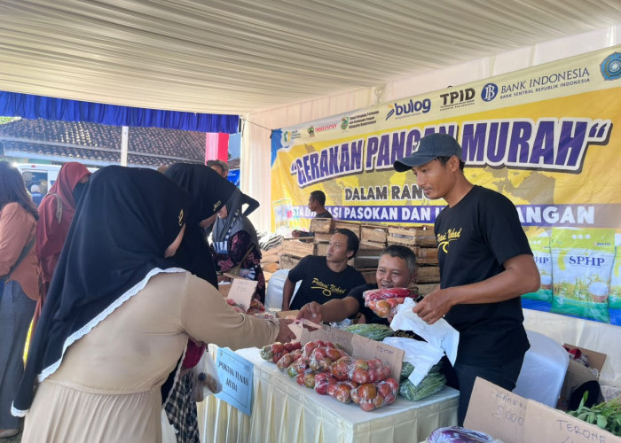 Ratusan Warga Gumiwang Rela Antre Demi Sembako Murah di Gerakan Pangan Murah