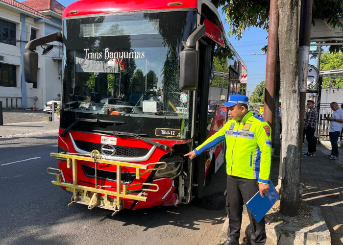 Bus Trans Banyumas Tabrak Empat Kendaraan, Sopir Diduga Mengantuk Saat Menyetir