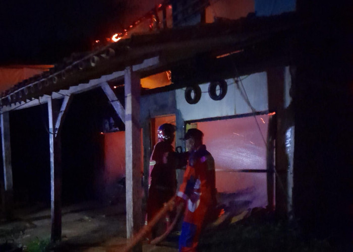 Diduga Korsleting Listrik, Dua Ruko di Majenang Cilacap Ludes Terbakar