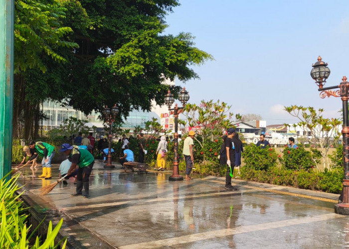 DLH Banyumas Bersihkan Alun-alun Purwokerto, Pedagang Gotong Royong Atasi Sampah dan Bau