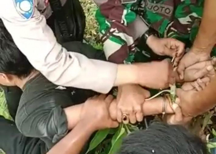 Lelaki ODGJ yang Bacok Ibu Kandungnya di Gumelar Ditangkap Setelah Bersembunyi di Hutan 3 Jam