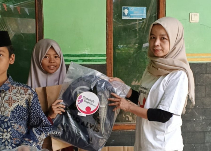 Bagikan Sepatu dan Tas untuk Siswa atau Santri Tak Mampu Hingga ke Jogjakarta