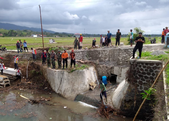 Tindak Lanjut Kebencanaan, Tim Kolaborasi Kecamatan Sumpiuh Bersih Talang dan Inventarisasi Peralatan