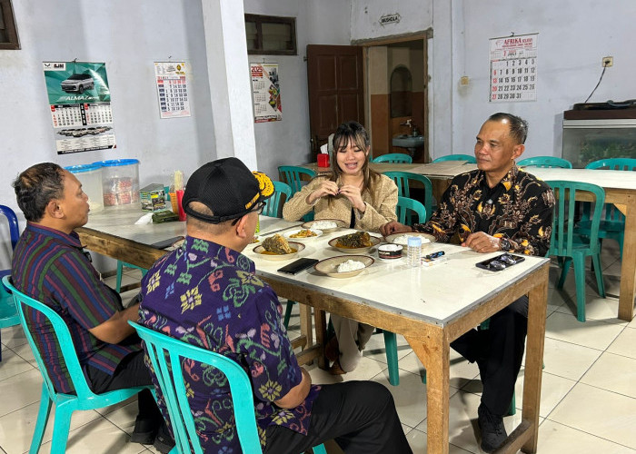 Ketua DPRD Jateng Sumanto Cicipi Mangut Beong di Borobudur, Magelang