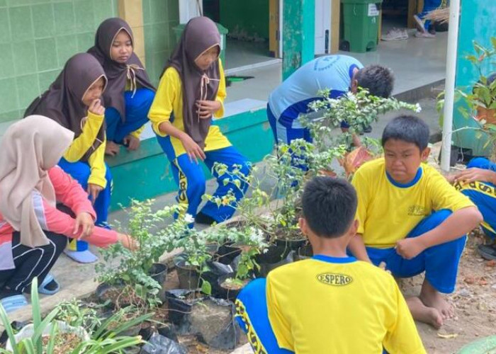 SMPN 2 Kesugihan Gelar Jalan Sehat dan Bersihkan Lingkungan Jelang ASTS