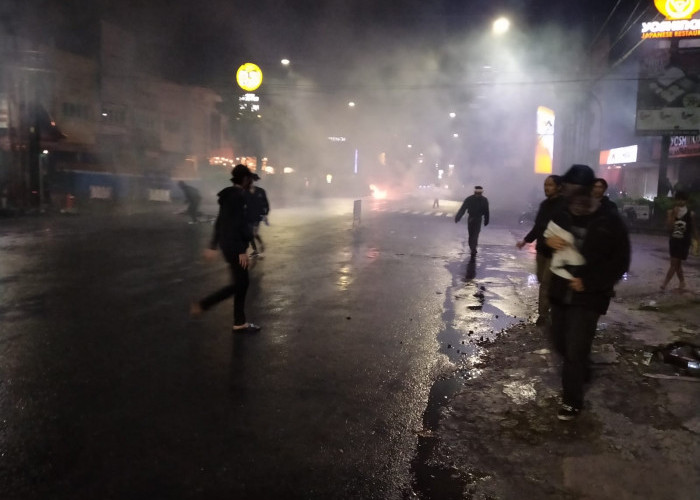 Bentrok Terus Berlangsung, Pedagang Kocar-Kacir