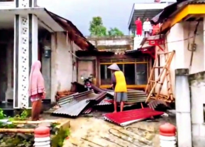 Puting Beliung Terjang Kotayasa Banyumas, Atap Rumah Warga Berterbangan