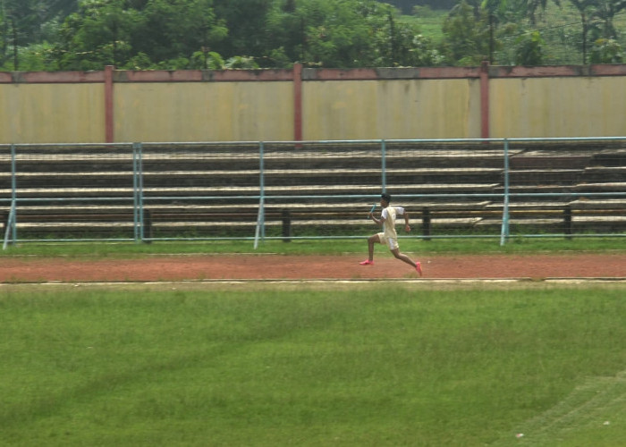 Lintasan Lari dan Rumput Gor Satria Bakal Diganti