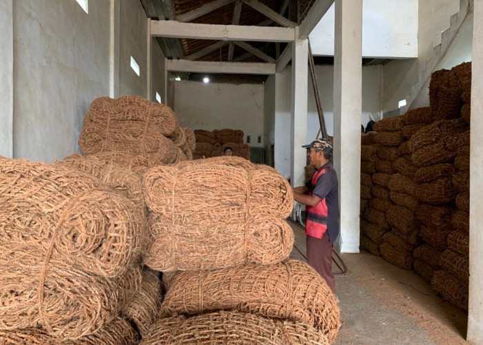 Penggunaan Anyaman Sabut Kelapa Serap Tenaga Kerja Lokal di Cilacap