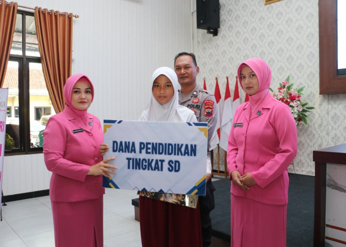 Tiga Siswa Berprestasi Dapat Bea Siswa