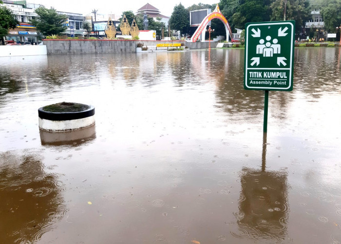 Banjir Rendam Simpang Unsoed Purwokerto, Sejumlah Motor Mogok
